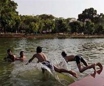 Delhi sizzles as morning temperature soars above 30 degrees